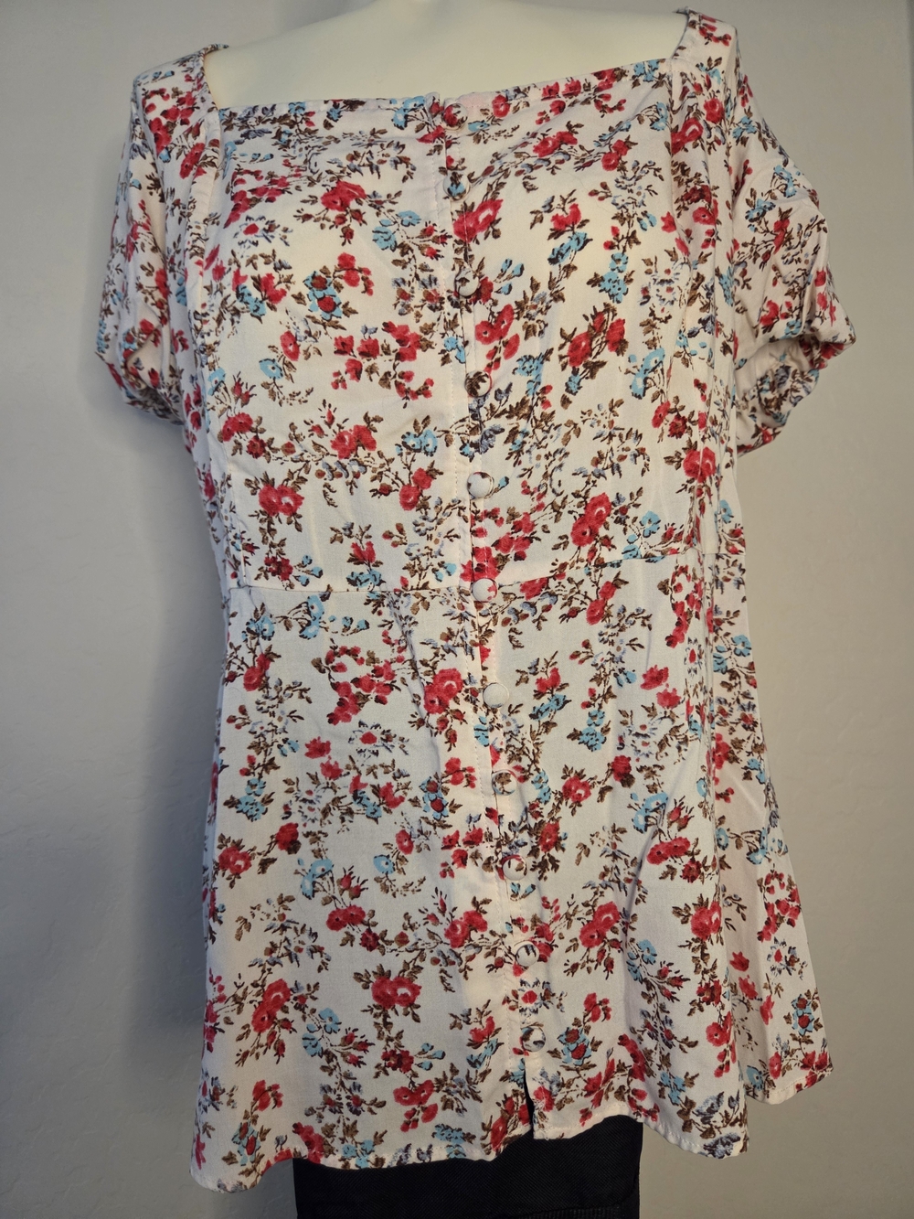 torrid White Floral Square-Neck Button Tunic with Red & Blue Flowers